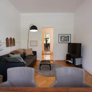 https://charmante-altbauwohnung-am-rhein.hotelsbaselswitzerland.com